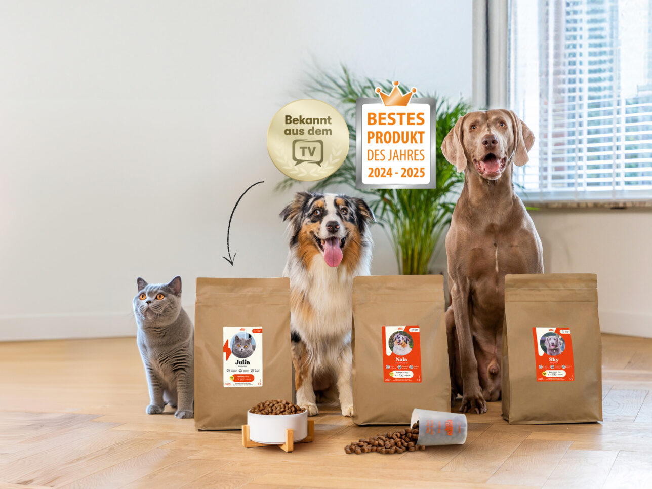 Ein Hund, eine Katze und Hundefutter-Tüten von Just Russel mit dem Siegel "Bestes Produkt des Jahres 2024-2025"