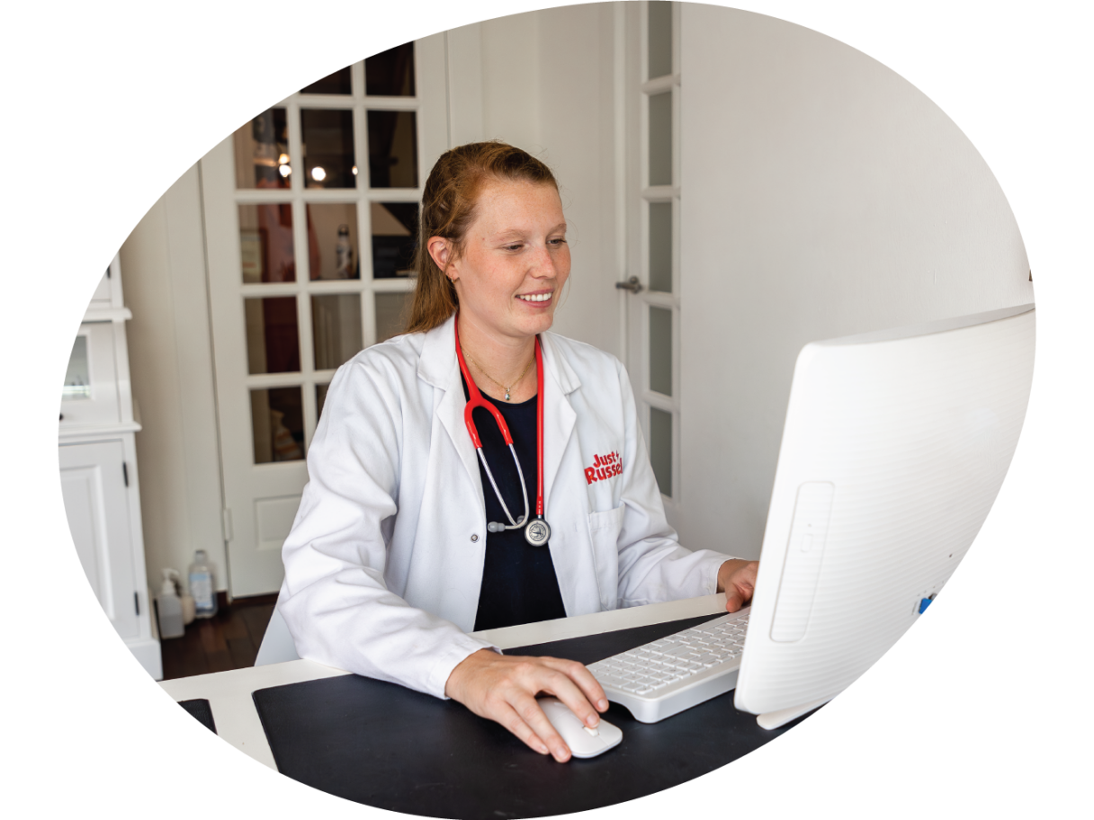 Tierärztin arbeitet am Computer, um personalisierte Fütterungspläne zu erstellen.