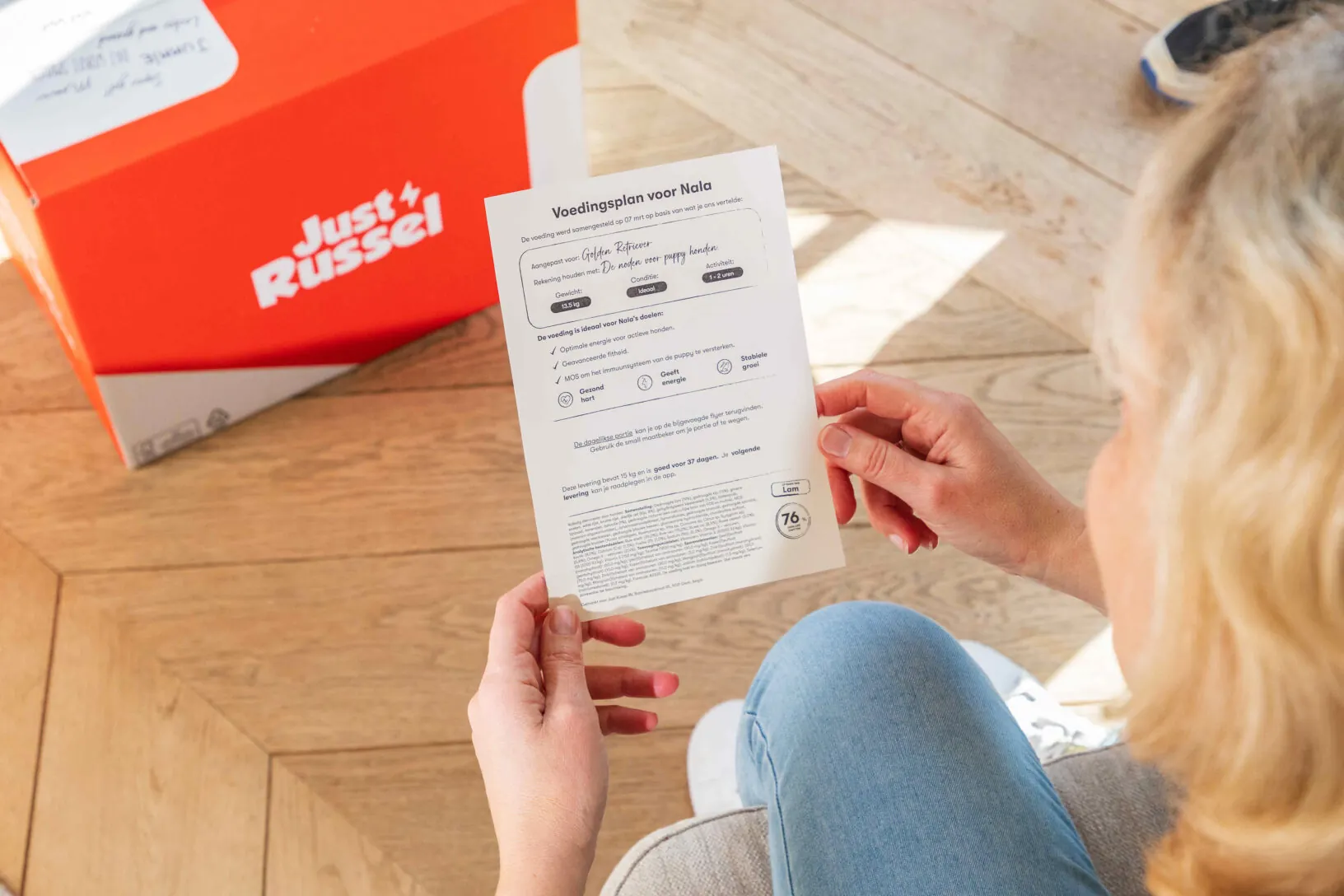 Hundebesitzerin schaut sich den Futterplan für das personalisierte Futter ihres Welpen an.