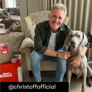 Zufriedener Kunde präsentiert mit seinem Hund seine Just Russel Lieferung.