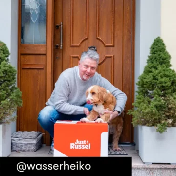 Heiko Wasser vertraut Just Russel – mit Hund und Futterbox an der Haustür