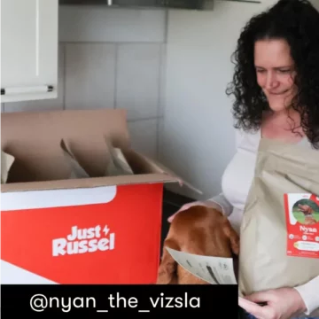 Zufriedene Kundin zeigt auf Social Media ihre Lieferung von Just Russel.